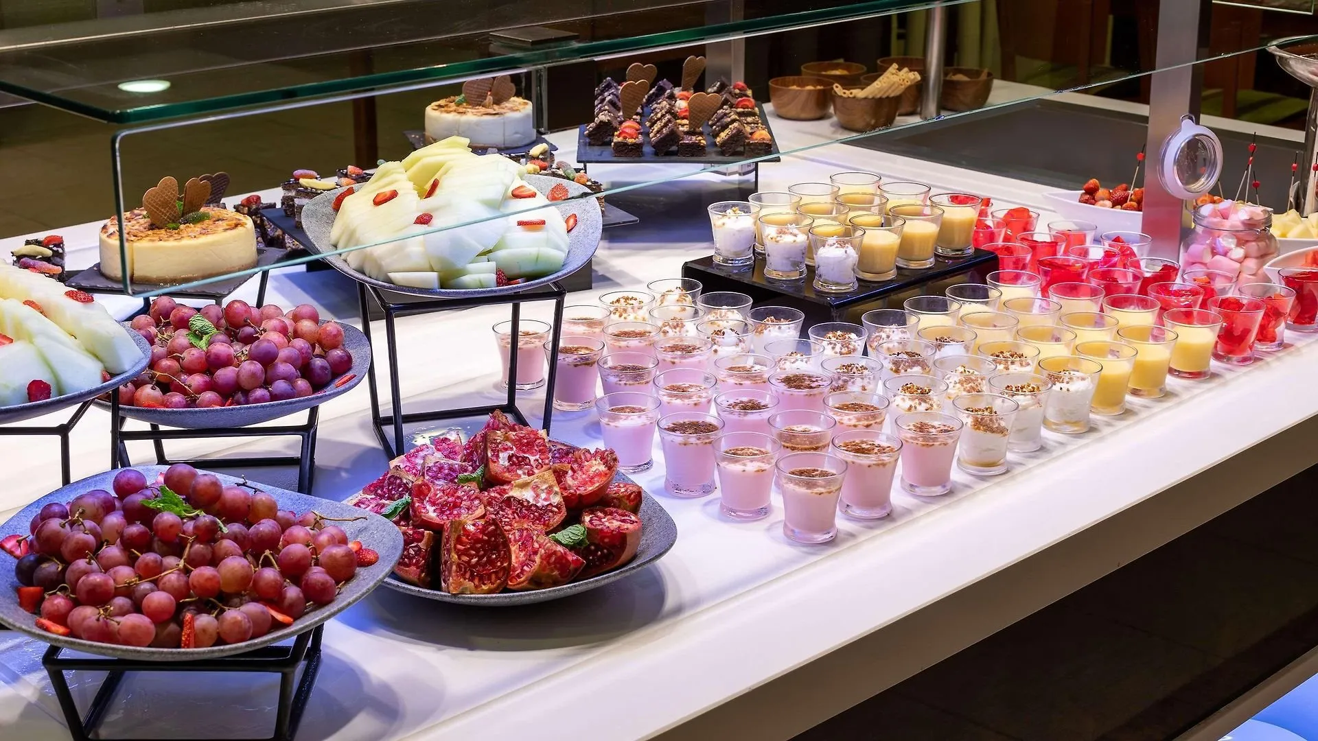 Buffet della colazione con frutta fresca e dolci