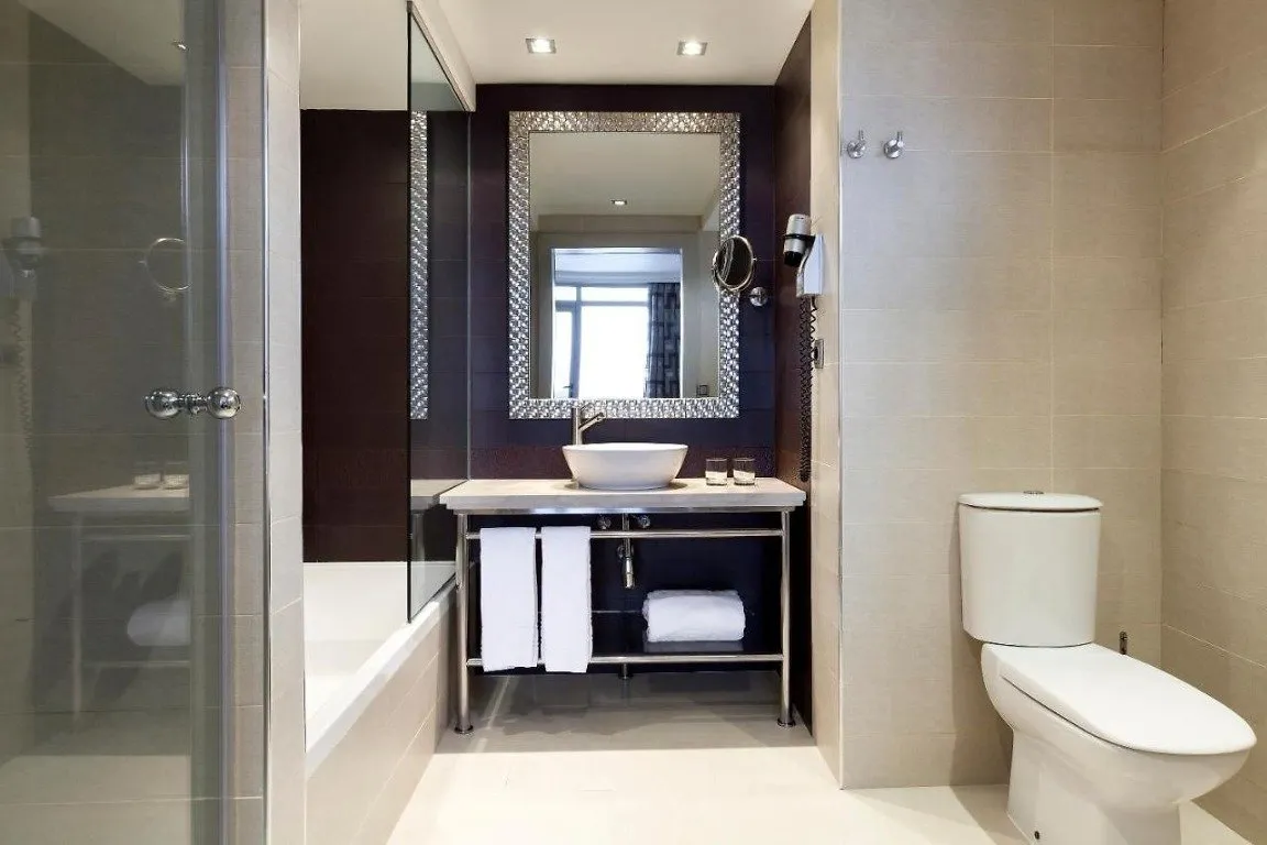 Bagno moderno con lavabo in vetro